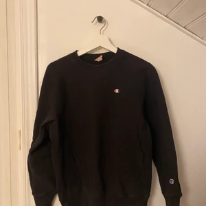 Champion sweatshirt - Assnygg championsweatshirt!!! I använt skick men fortfarande snygg! Köparen står för frakten på 66:- 💕 buda gärna i kommentarerna 