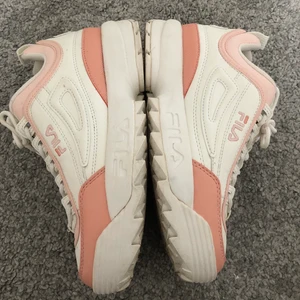 Skor - Ett par vit rosa fila skor använda max 2 gånger, stl 36. 340kr+ frakt köpta för 700