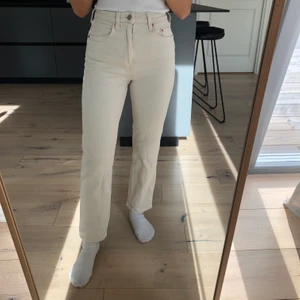 Ljusa jeans - Jeans i beige från H&M i jättebra skick. Storlek 34 och sitter tight i passformen. Längd: Jag är 1,59                                                FRAKT ÄR INKLUDERAT I PRISET 🌼