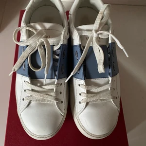 Valentino sneakers  - Säljer mina valentino sneakers då ja aldrig använder dem, köptes förra året och är knappt använda, skick 9/10. De är köpta på farfetch för 5540, kvitto samt dustbag och kartong medföljer 💓💖🥰😚☺️