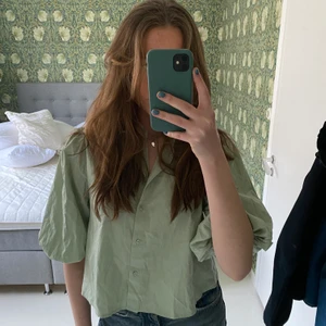  Sommar topp - Jättefin grön sommar blus från Gina Tricot. Den är i bra skick och sitter jättefint på.💗💗