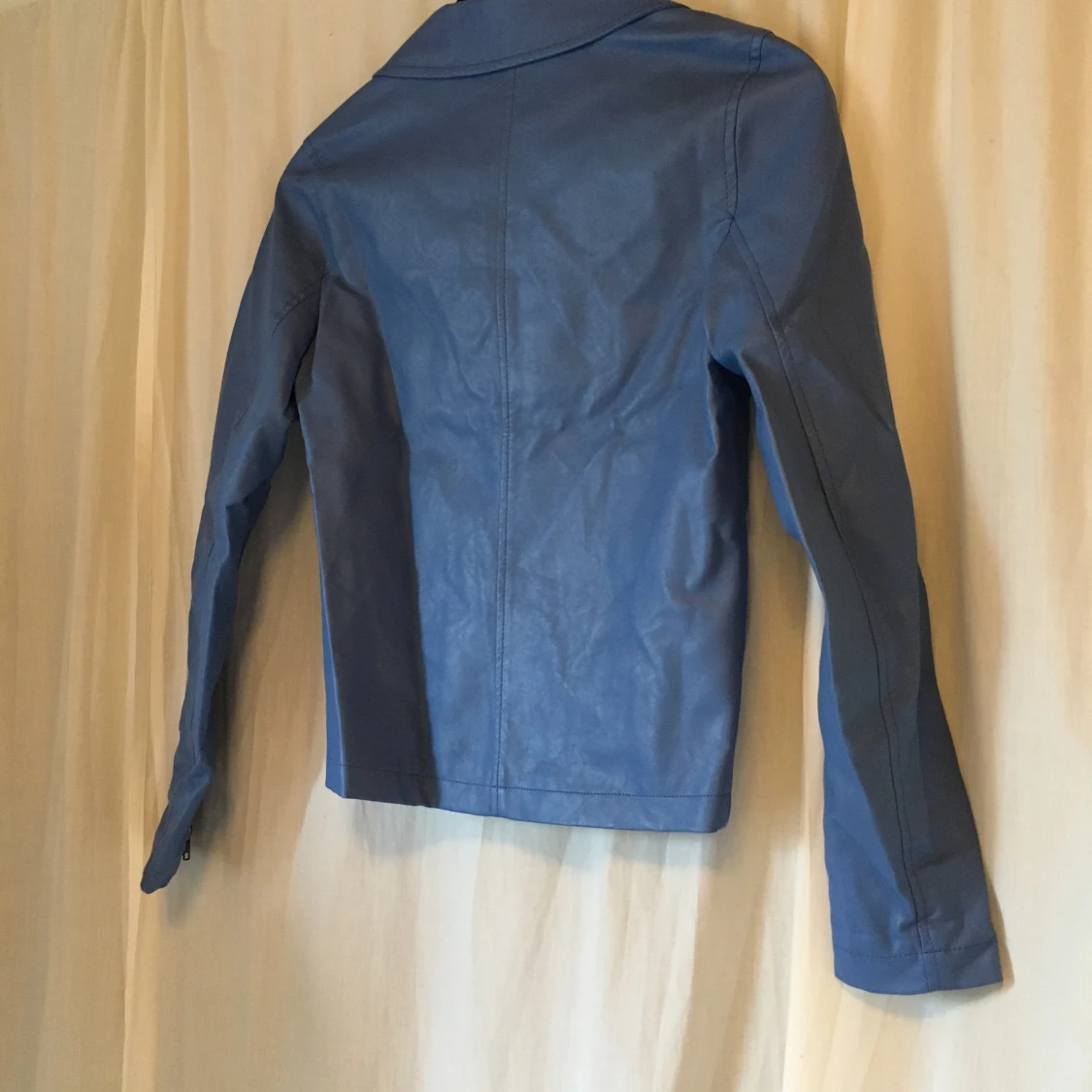 Blå jacka i fakeskinn - 90