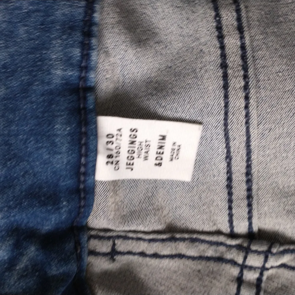 High waist jegging storlek 28/30 säjer den för 75kr+ frakt. Jeans & Byxor.
