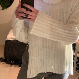 Stickad tröja  - Jättefin stickad tröja med slits på sidan från primark. Använd fåtal gånger så i så gott som nyskick. Priset går att diskutera och köparen står för frakten 💖