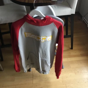 En åkt söt och vintage hoodie  kappa tröja - Den är I mycket bra skick och passaar xs-xL berör pá hur man vill ha pá sig.Finns fler bilder och passar till bada kön.Bud I kommenterna
