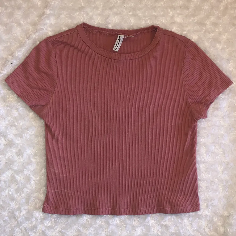 Superfin rosa ribbad t-shirt💞 passar både M och S och är perfekt nu till sommaren och våren☺️. T-shirts.