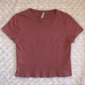 Rosa ribbad t-shirt - Superfin rosa ribbad t-shirt💞 passar både M och S och är perfekt nu till sommaren och våren☺️