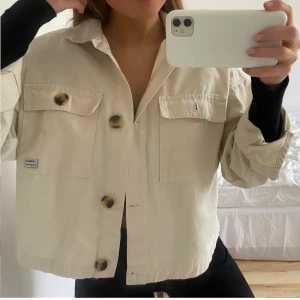 Vårjacka - Så snygg jacka till våren! Inte min stil men hoppas någon annan har bra användning för den nu till våren/sommaren🤍🙏🏼storlek M men passar även S och XS!!