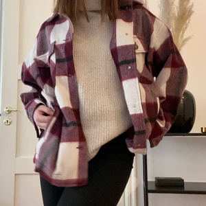 Skjortjacka (shacket) från Zara - Säljer denna superpopulära skjortjacka från Zara som jag köpte förra våren☀️ Är ca 170 lång och den är i oversize fit. Jackan är i nyskick, endast använt den några enstaka gånger. Kan mötas upp i Sthlm C annars står köparen för frakt💗