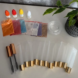 Läppglans tillbehör - Säljer en del tillbehör till läppglans!! Aldrig använt såklart, allt är helt nytt. Beställde men insåg snabbt att jag inte har intresse av att tillverka & sälja läppglans själv.🥰 Innehåller: 11 Läppglanstuber, 2 serumtuber, 7 olika pigment, 4 dofter/smaker (vanilj, lilja, jordgubb, apelsin) och en läppglansbas på ca 50ml🥰 allt är helt veganskt. Skriv privat om du är intresserad så svarar jag så snabbt jag kan💕