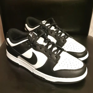 Nike Dunk Low - Black and White - Nike Dunk Low - Black and White.  DS - Helt nya och oanvända.  Storlek 41. Womens US 9.5, Mens US 8.  Skickas med originalbox dubbelboxat.
