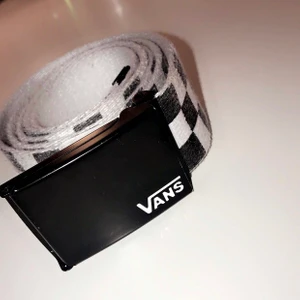 Skärp  - Säljer mitt vans-skärp från junkyard då jag inte använder de längre, har inte använt skärpet så många ggr så inget är trasigt elr slitet💛 Skriv gärna för frågor:)
