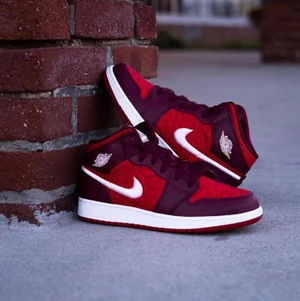 Jordan 1 mid red quilt - Helt nya jordan 1 mids gs. Storlek 38,5 39 och 40. Första och andra bilden är lånad. Billigare vid snabb affär