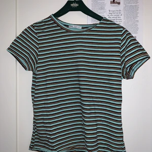 Tshirt  - Randig T-shirt från Zara. Köparen betalar frakten.