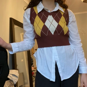 brun väst - använd 1-2 gånger tills jag märkte att den inte riktigt är min stil :’) 