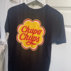 Chupa chups T-shirt - Lite oversizes T-shirt som jag ej har mycket användning för💗, fint skick. (Clubbmärke) 