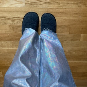 Silver jeans - Säljer dessa jag köpt på plick för 600kr ifrån zara. De är i storlek 40. Buda privat, startar på 200+ frakt💖