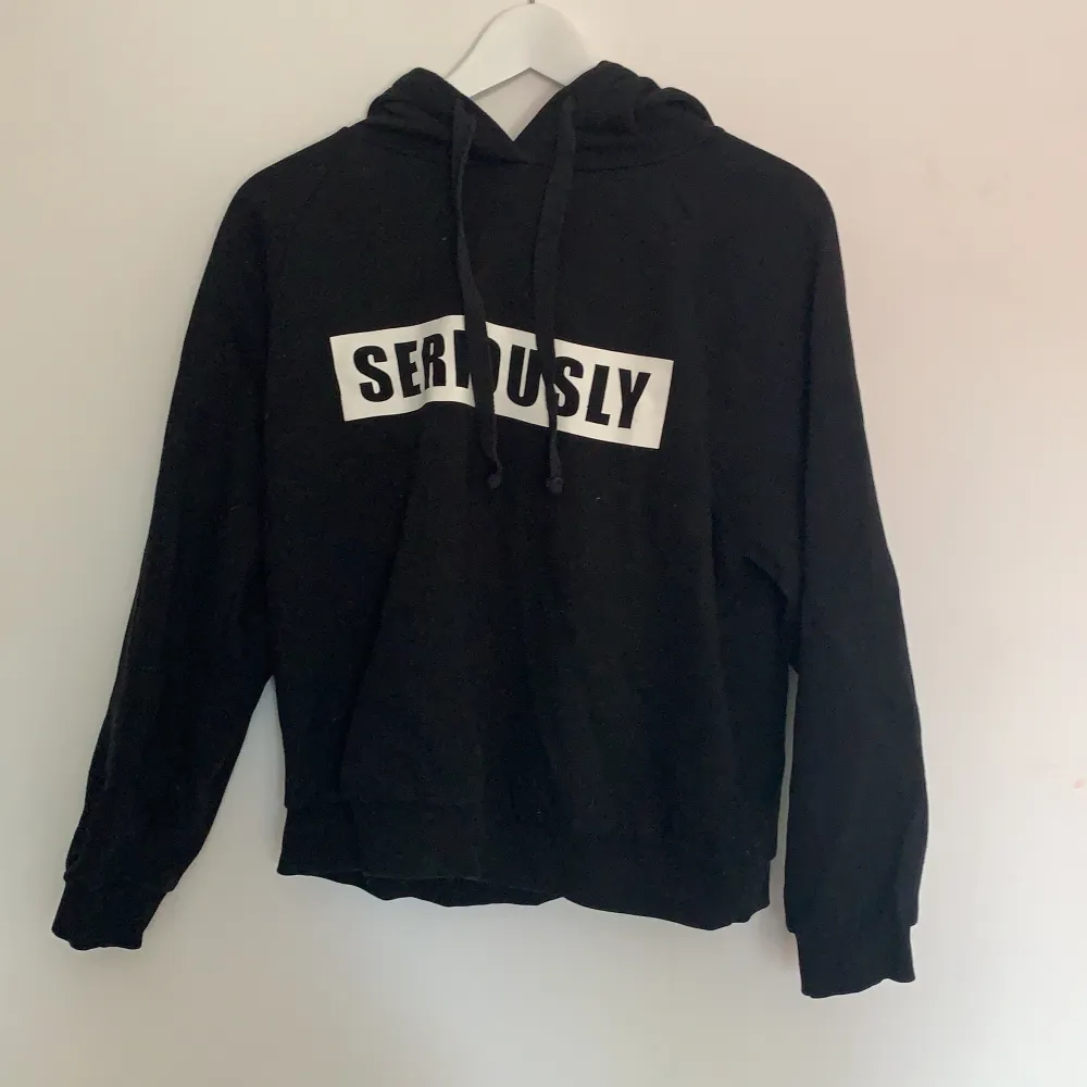 Svart hoodie med vitt tryck på från Grinatricot, storlek M, den är i bra skick, ganska liten i storleken så jag skulle klassa det mer som S. Pris: 70kr inklusive frakt . Tröjor & Koftor.