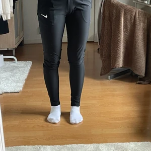 Träningsbyxor  - Ett par träningsbyxor från Nike, dem sitter för tight på mina vader därför säljer jag de. Annars väldigt snygga och sköna!