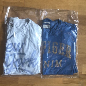 Vintage t shirts - Vintage tröjor av Tommy hilfigher! 250 för den blå och för den vita 199. Vid köp av båda blir det billigare!
