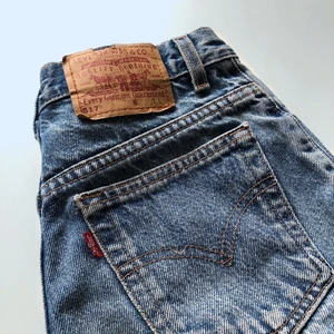 Levis shorts - Säljer dessa Levis shorts, ett perfekt basplagg till sommaren🌻🌞 Jag uppskattar shortsen till en storlek 36 (small), de har blivit lite för små för mig så det är därför jag säljer! Frakten kostar 62 kr och ingår inte i priset :) Shortsen har små tecken på användning men är i väldigt fint skick❤️❤️