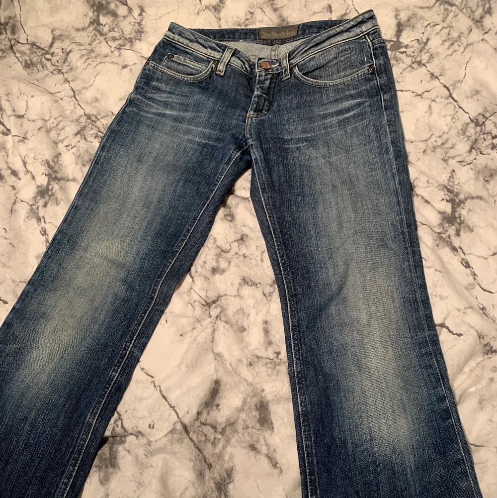 Så fina acne jeans som tyvärr va försmå. . Jeans & Byxor.