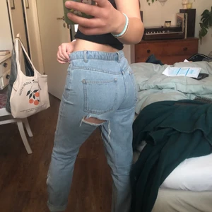 Nelly jeans - Ljusblåa jeans från Nelly med slitningar på ena benet fram och en slitning under rumpan. Dom är i storlek 36. Köparen står för frakten.