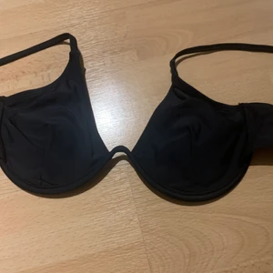 Bikini överdel - Säljer min bikini överdel från shein, står storlek M men stämmer ej! Skulle säga Xs/s! aldrig använd