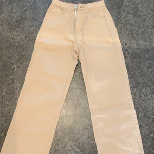 Wide leg jeans - Väldigt fina byxor som är helt oanvända. Säljer de för att jag har ett par liknande. Storlek 34. Pris: 129kr + frakt.