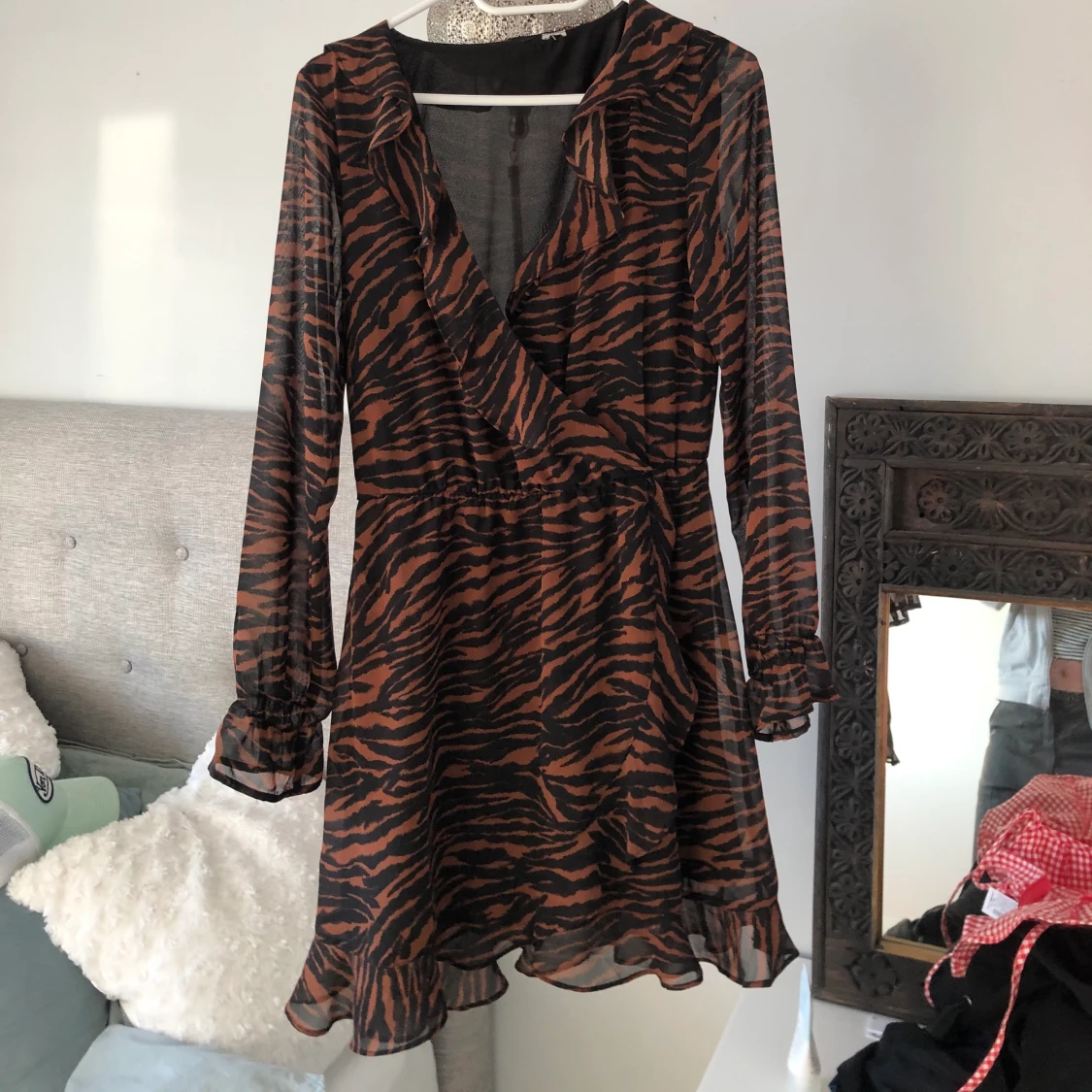 Klänning i brunt zebramönster  - 91