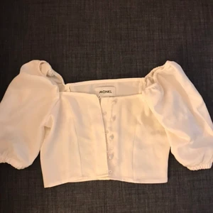 Monkl topp i storlek xs - En jätte fin vit monkl topp med knappar fram till och puffiga armar 