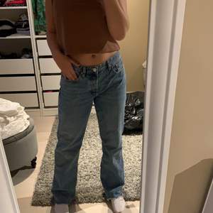 Låga jeans från Zara, har lyckats klippa lappen där storleken står men på mig som brukar ha 36/38 sitter jeansen lite baggy.💝 Jag är 163cm 