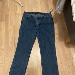 Jeans - Fina jeans köpta på secondhand, säljer för att dem är för stora😊