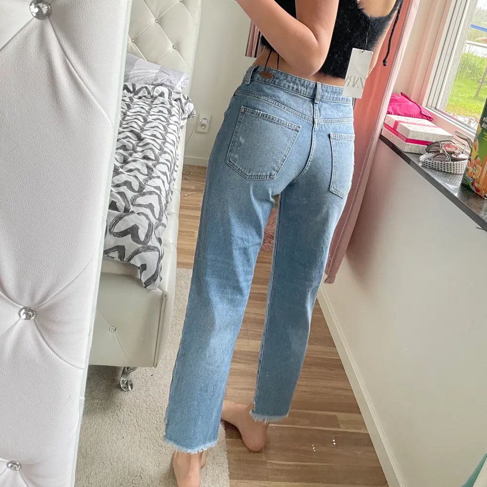 Zara jeans i storlek 36! Jeans är nästan oanvänd och är i mycket gott skick. Kontakta mig för flera bilder 💞✌🏻😊. Jeans & Byxor.