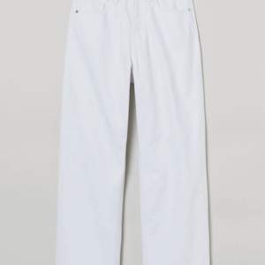 Säljer dessa vita jeans som aldrig är använda. Storlek 36 men är ganska liten i storleken💕 bud från 149kr 