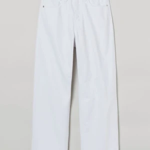 Vita jeans - Säljer dessa vita jeans som aldrig är använda. Storlek 36 men är ganska liten i storleken💕 bud från 149kr 