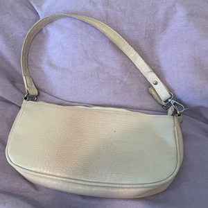 Vit väska - Fin ganska rymlig vit väska, kan mötas upp annars tillkommer frakt💕