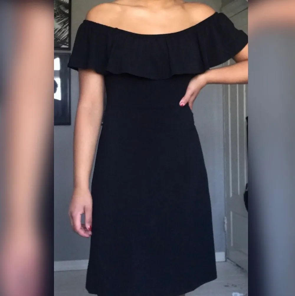 En helt vanlig svart klänning, som endast är använd en gång! Då jag aldrig hittar tillfällen att ha den!  Först till kvarn!✨. Klänningar.