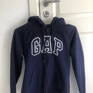 Gap kofta - Mörkblå GAP kofta i storlek S. Inte så använd, så den är i bra skick! 💙