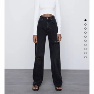 ZARA Wide Full Length jeans🤍 - Nästan helt oandvända jeans från Zara då de är för små för mig .. dock är de helt perfekta i längden för mig som är 181cm...!!! Helt underbar långa snygga jeans😍