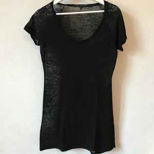 Transparent tunika eller tröja, XS-S - Så fin svart t-shirt eller tunika eller kortare klänning beroende på hur man vill använda den! Lite lätt transparent med nåt slags spräckligt mönster på. Tror denna är en ylle-blandning, så mjuk och skön. Benetton.  Kan mötas i Stockholm eller skicka mot fraktkostnad! ✨🌸✨