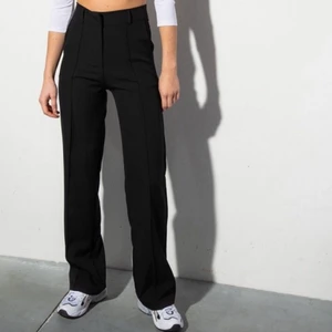 Kostymbyxor från Madlady - Populära slutsålda kostymbyxorna från Madlady 🙌🏼 Köpte fel storlek därmed knappt använda och i bra skick. De är insydda i midjan men de stygnen kan jag enkelt ta bort om så önskas 🤍