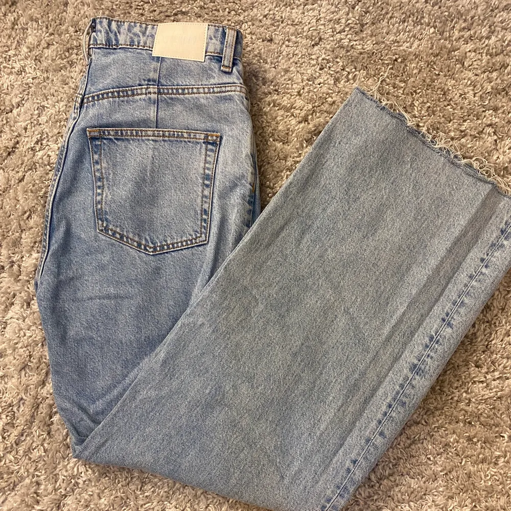 ljusblåa vida jeans från weekday i storleken w26 l34. säljer då de för stora för mig. Jeans & Byxor.
