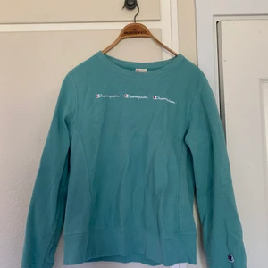 Champion sweatshirt  - Säljer min väldigt fina champion sweatshirt då jag tyvärr inte längre använder den. Den är i bra skick. Frakt tillkommer