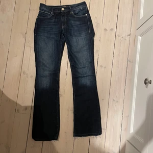 Supersnygga marinblå bootcut jeans - Säljer dessa skitsnygga (tyvärr för små) lågmidjade jeans! Haft dessa ca 1 år men var för små när jag köpte de så knappt aldrig använda. Lite slitna nedtill men tycker själv det är snyggt. Köpte från Zalando men vet inte märket. (Liknar de på den sista bilden men längre på benen)