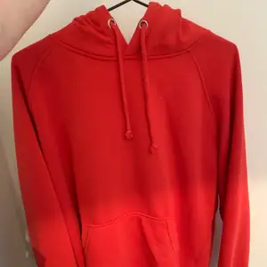 Röd hoodie från bikbok, storlek L