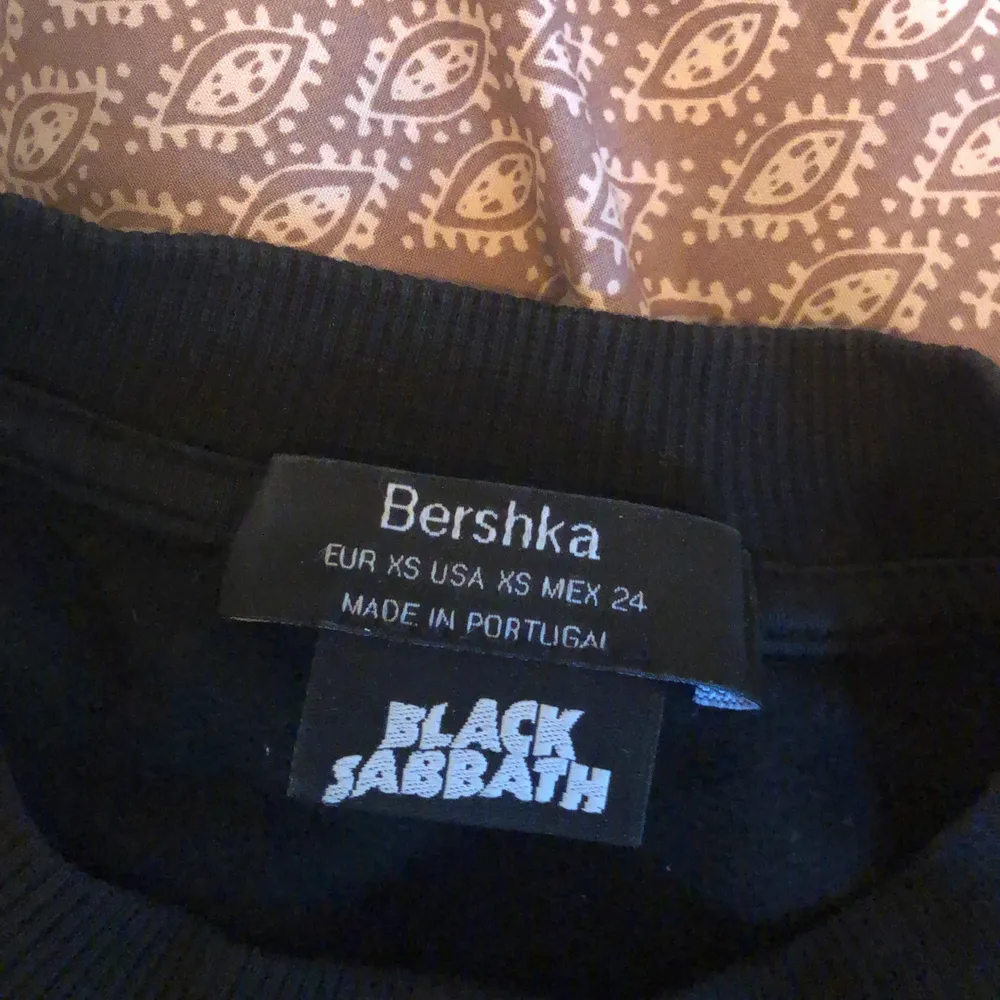 Hej! Säljer denna super fina Black Sabbath tröja som är köpt från Belgien. Den är i super bra skickt då den endast är använd en gång. Säljer denna underbara tröja eftersom jag inte har stilen som passar den. Tröjan är lite kortare i stilen och kan därför användas som en magtröja. Storleken är XS men passar även S. Ordinarie pris är 300kr. Frakten får köparen så för. Priset går alltid att diskutera. 😊. Tröjor & Koftor.
