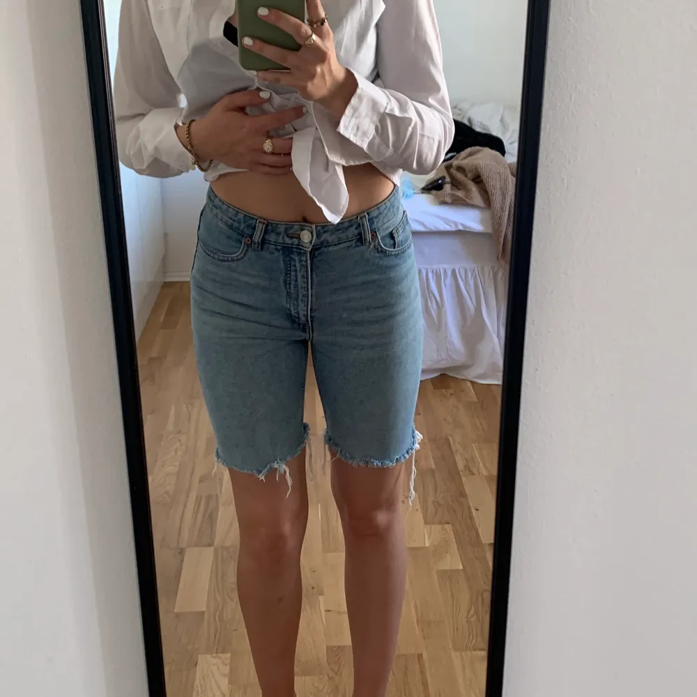 Jag har vuxit ur dem men dem är high waist. Är 176cm för referens. Supersnygga har använt till så många outfits🙏🏻. Jeans & Byxor.