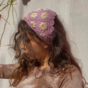 Virkad hårassessor - En jättesöt egenvirkad hårassesoar, perfekt nu till sommaren. Första bilden är inte min. Om man vill ha en i andra färger får man skriva i dm. (Frakt tillkommer & pris kan diskuteras)