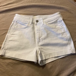 Helt oanvänd vita jeans shorts - Säljer dessa helt oanvänd vita jeans shorts, det finns till och med en lapp kvar. Dom är köpta från hm, men dom hann bli försmå innan jag hann använda dom. 